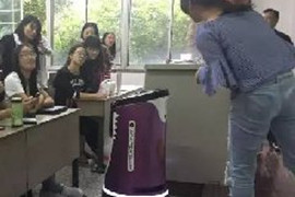 云迹机器人走进大学堂