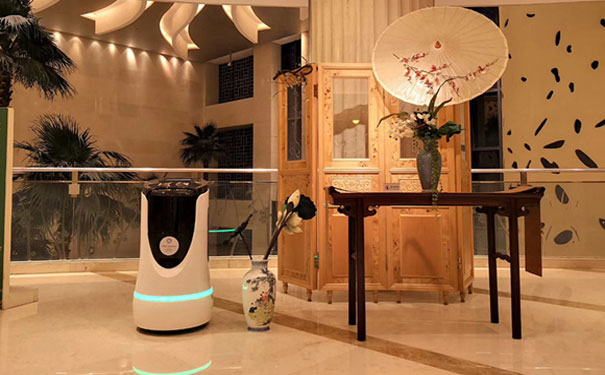 智能服务机器人是怎么帮助酒店解决人员紧缺问