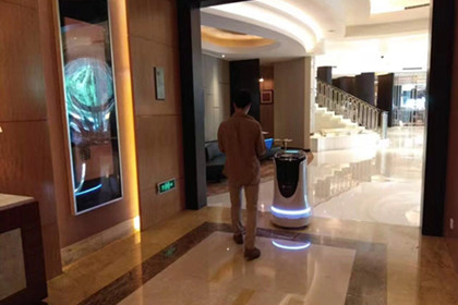 一米酒店机器人入职苏州尼盛万丽酒店