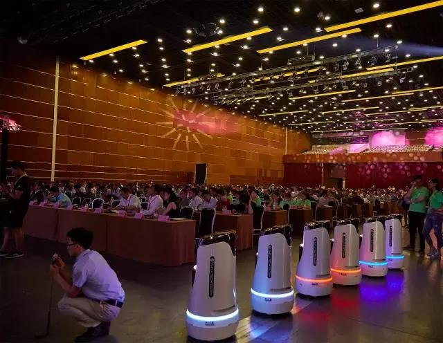 云迹机器人趣味亮相全球人工智能技术大会