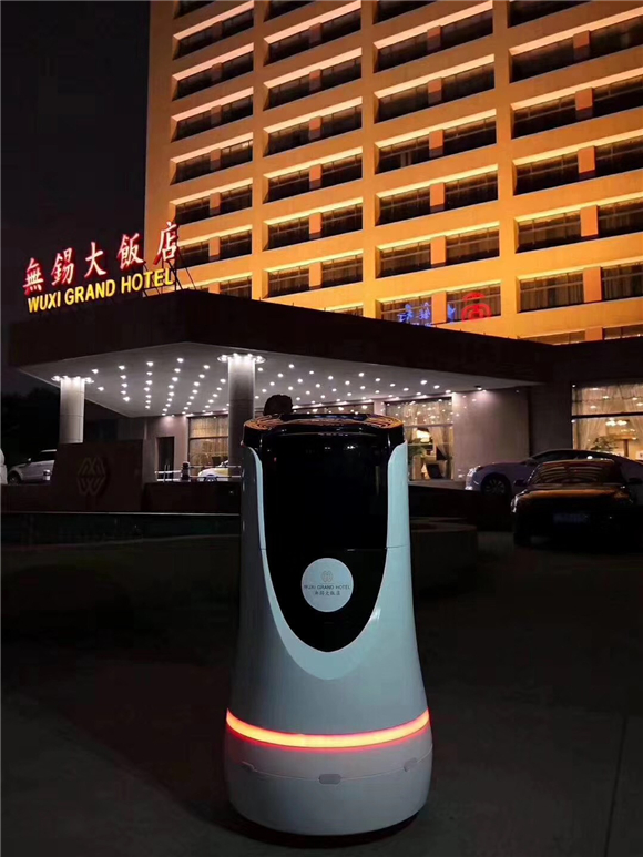 酒店送物机器人润入职无锡大饭店